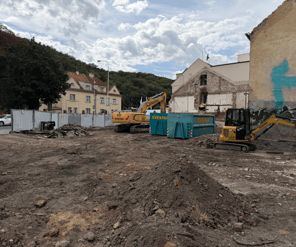 V2 Rezidence: Pokračují demoliční práce